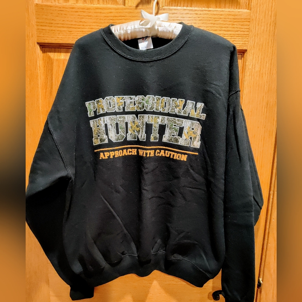 NWOT Mens L Black Professional Hunter Sweatshirt